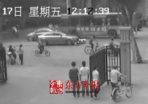 奥迪车撞人后反复碾轧 过路急救人员未施救