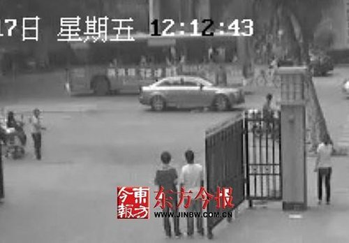 奥迪车撞人后反复碾轧 过路急救人员未施救