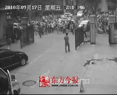 奥迪车撞人后反复碾轧 过路急救人员未施救