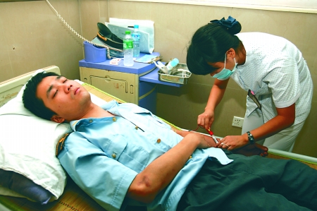 轿车强闯步行街 城管阻止被拖行20米(图)