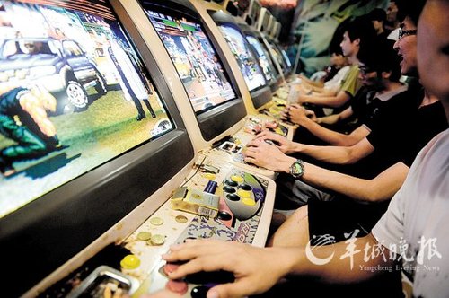学生游戏厅里公开吸食咳嗽水 厕所都是空水瓶