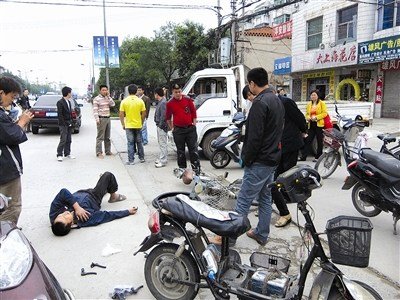 男子被货车撞倒 众人围观20分钟无人报警(图)