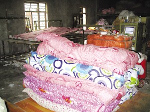 南京一幼儿园买6斤黑心棉 大量劣质棉流向市场