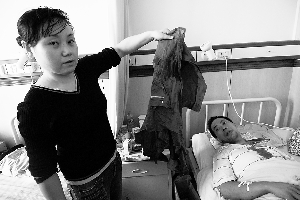 货车司机不满开车被挡砍断公交车司机手掌