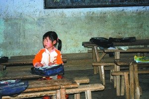 女童屡遭精神病父亲殴打折磨 母亲已离家出走