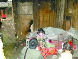 女童屡遭精神病父亲殴打折磨 母亲已离家出走