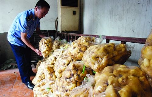 西安蔬菜市场销售硫磺熏过生姜 已成业内潜规则