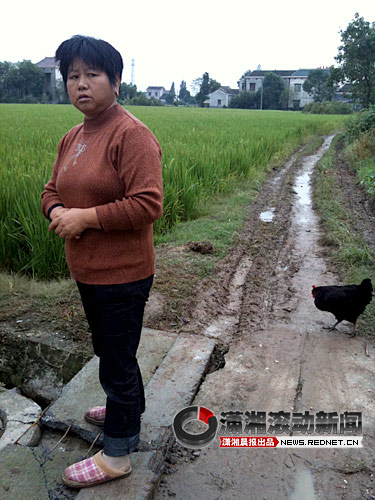 程小池站在9月8日发生争执的路口处。 图/潇湘晨报滚动新闻记者 张慧聪