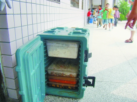 学生餐费被校长老师吃回扣致学生餐质量差