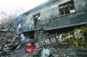 工厂排污染黑10公里河水 毒死入江口大片江鱼