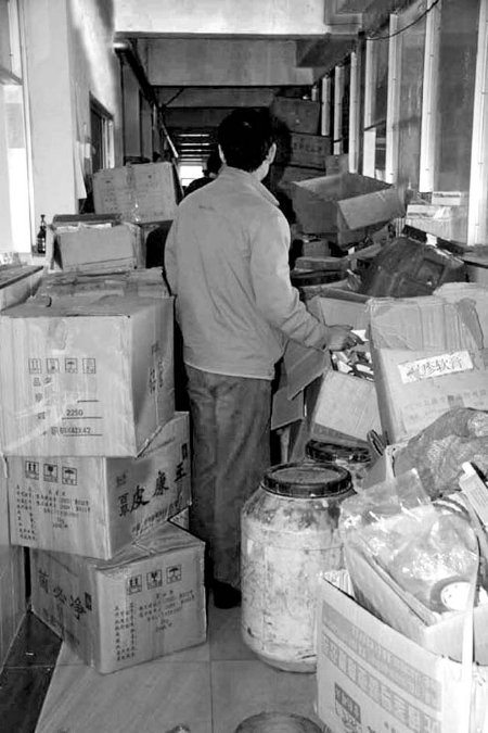 河南南阳一工厂涉嫌造假药 市民卧底10天举报