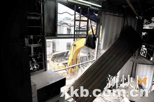 野蛮施工致千方建筑垃圾压民房 百余人紧急疏散