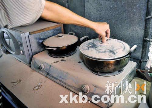 野蛮施工致千方建筑垃圾压民房 百余人紧急疏散