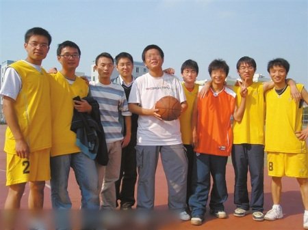 曾世杰与同学合影(图片来自曾世杰同学的空间)