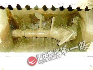 重庆一名机修工在转动搅拌机内被搅动身亡