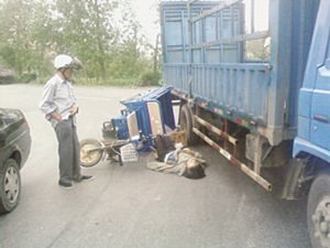 男子救助车祸伤者前先拍照防止被敲诈(图)