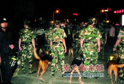 深圳城管没收女摊贩车辆被围观致使交通瘫痪