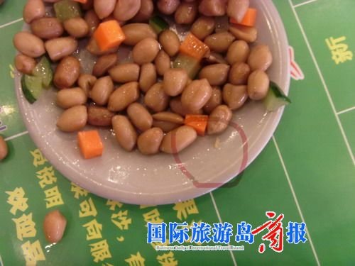 凉拌花生里爬出1厘米白色蠕虫 服务员称看走眼