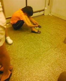 上海3号线现养生乞丐 乞讨后喝奶补神(图)