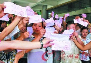 无证学校遭取缔老板卷款失踪 学生无处上学