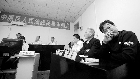 男子公交上遇小偷见义勇为被砍伤无人作证