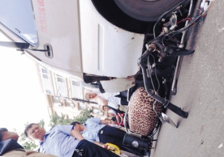 汽车撞人后没踩刹车 男子被剐倒后拖行40米