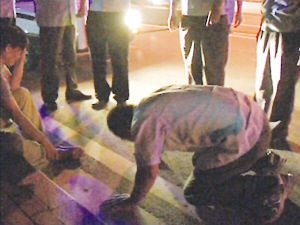 南京妇女承认车祸系撞车自杀引发 司机跪谢