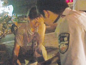 南京妇女承认车祸系撞车自杀引发 司机跪谢