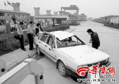 陕西数十工人因交通纠纷持钢条围殴民警(图)