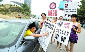 重庆美女上街劝导司机勿酒驾被指作秀(图)