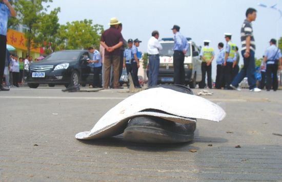 急救车迟到1小时伤者已身亡 愤怒居民堵住其去路