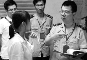 广州市工商局工作人员向广州浩妍堂商贸有限公司注册地的物业人员了解该公司情况。