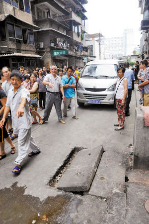 四名男子下水道舀油引来警察 查明系正规收购