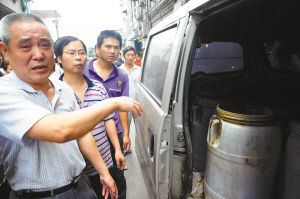 四名男子下水道舀油引来警察 查明系正规收购