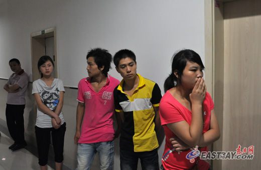 正在重症监护室外焦急等待的英业达员工家属与同事 正在重症监护室外焦急等待的英业达员工家属与同事
