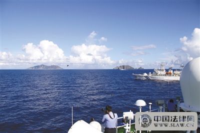 海监队员拍照取证。自10月1日以来,中国海监船编队每天都在钓鱼岛附近海域巡航