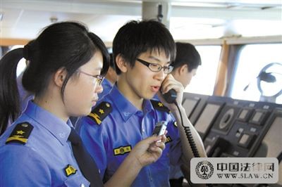 海监队员正在喊话。据国家海洋局网站