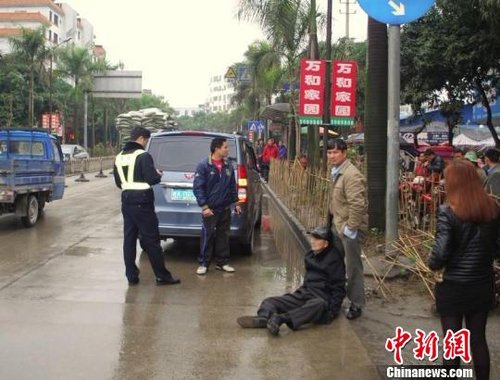 3月1日事发现场。左2为一再喊冤的广西“许云鹤”张都。林增崇摄