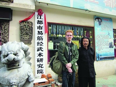 武术馆曾经很热闹,学员众多,甚至还招来了洋徒弟,但现在门可罗雀(右为金加洲)。 武术馆曾经很热闹,学员众多,甚至还招来了洋徒弟,但现在门可罗雀(右为金加洲)。