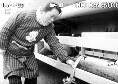 郑州女子被油罐车拖行两百米后 遭碾压致死