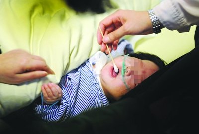 南京3个半月男婴遭生母割颈 目前生命垂危(图)