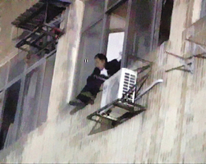 男子怀疑打工妻子有外遇 摔完家电要跳楼