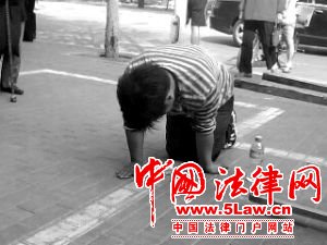 ���ӹ��ڷ����ſڣ��Ա߷���õ�塣 ���� Ǯ���� �� 